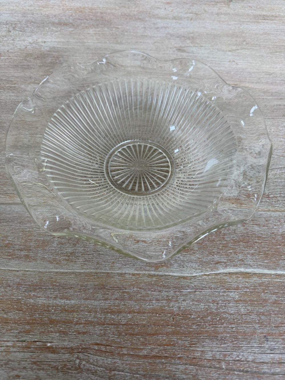 🌱 Large Vintage Depression Glass bowl with scalloped rim and fluted pattern